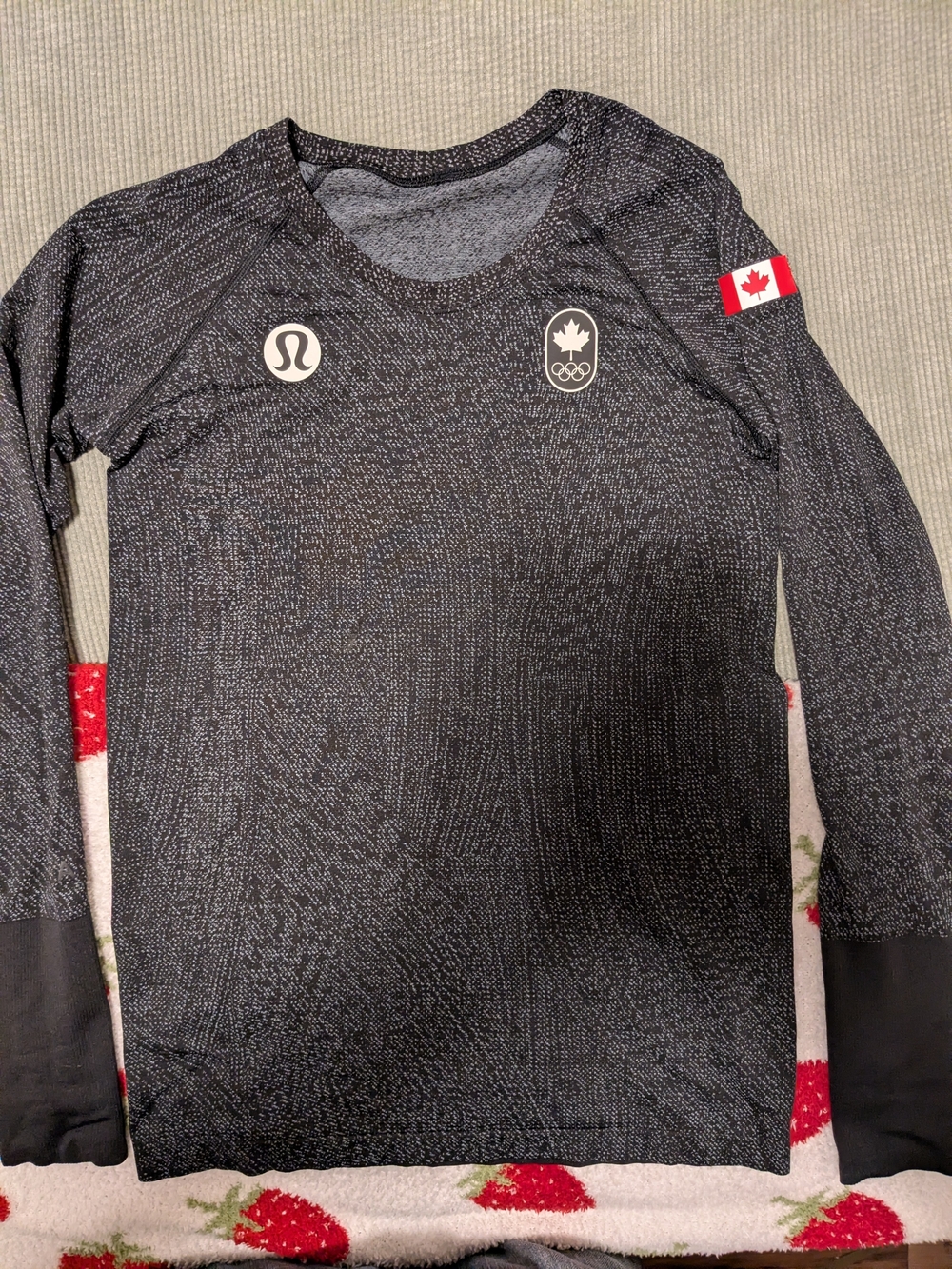 Lululemon Women's Team Canada Swiftly Tech Long-Sleeve Shirt 2.0. Size 8